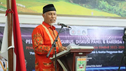 Sumbar Masih Kekurangan Apoteker, Ini Harapan Gubernur Mahyeldi pada IAI