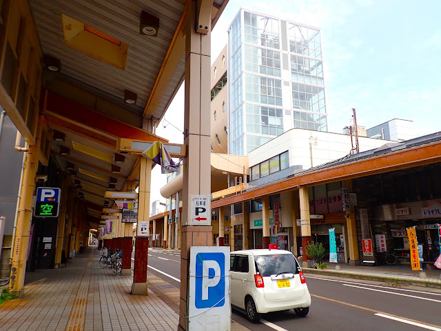街上人不多，但大部分商店都開門營業。