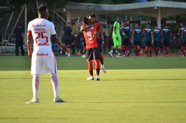 Vitória bate o lider Inter no Barradão com show de Marinho