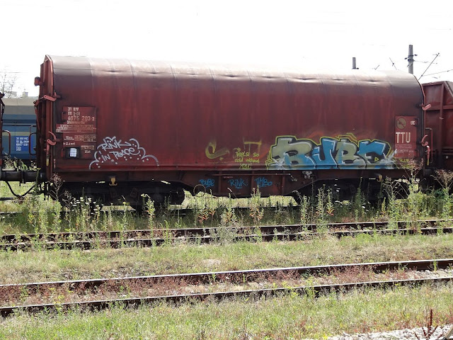 Wagonowe graffiti przejazdem przez Herby