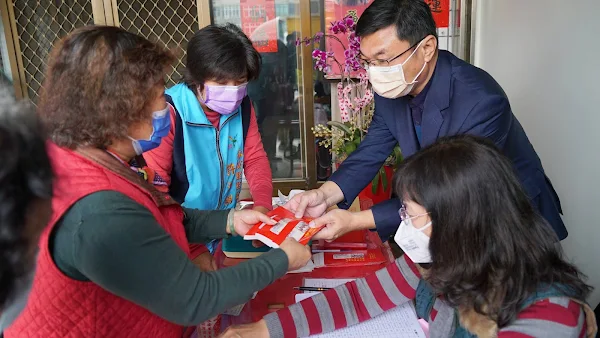 ▲農曆春節將屆，鹿港鎮公所針對設籍鹿港鎮、年滿65歲以上的長者，開始發放「春節敬老禮金」，總計有14,058人。（記者林明佑翻攝）