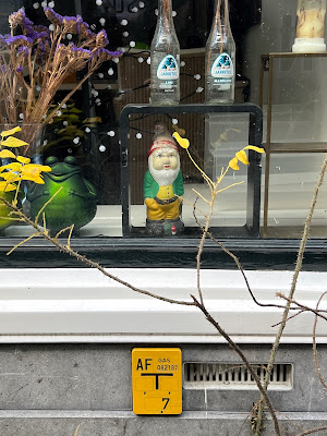 Aanwijsplaat voor raam met kabouter, Den Haag