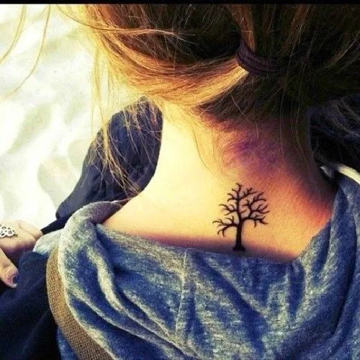 vemos a una chica que lleva el tatuaje de un arbol