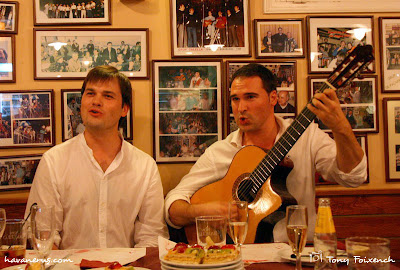 Arjau, Jordi Grau i Jordi Rubau, a la taverna la Bella Lola