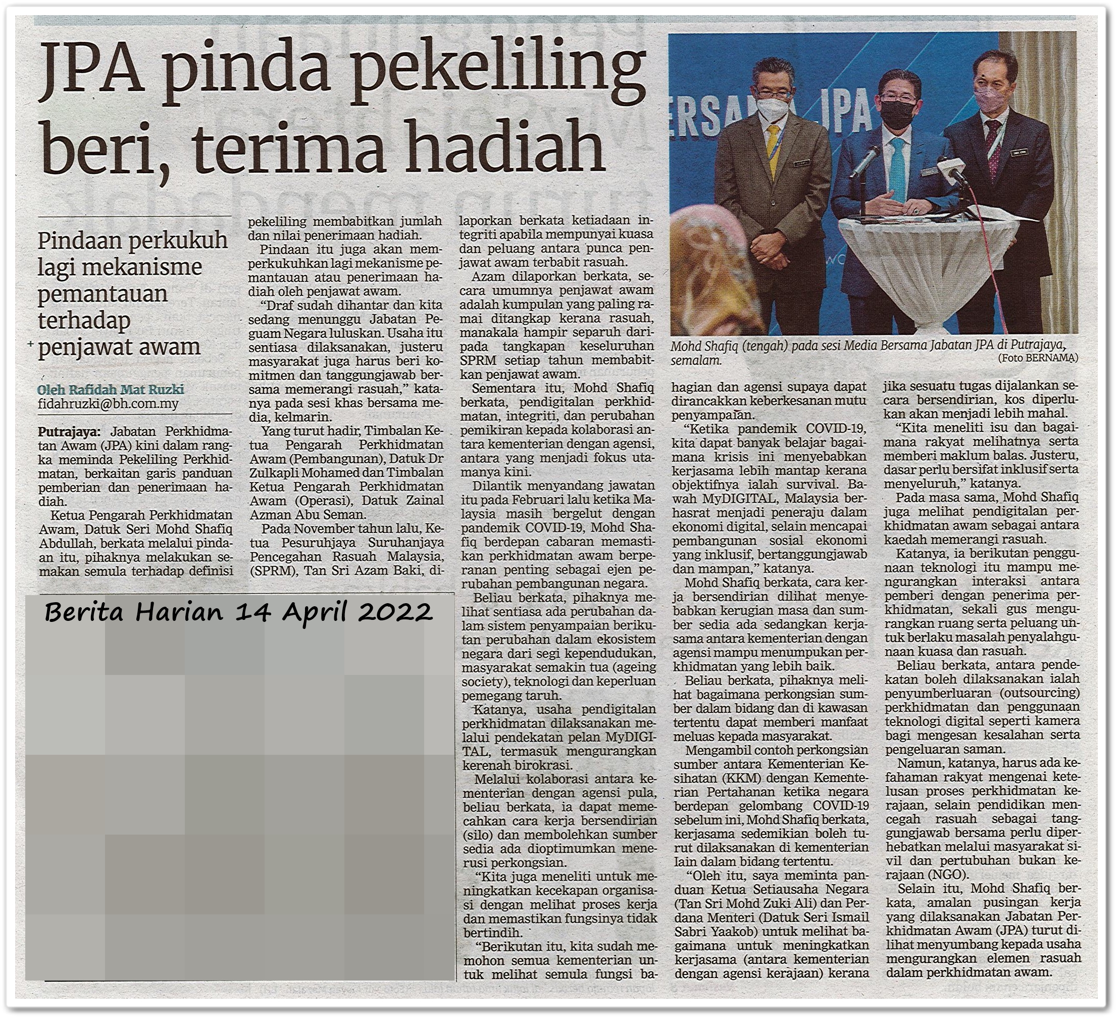 JPA pinda pekeliling beri, terima hadiah ; Pindaan perkukuh lagi mekanisme pemantauan terhadap penjawat awam - Keratan akhbar Berita Harian 14 April 2022