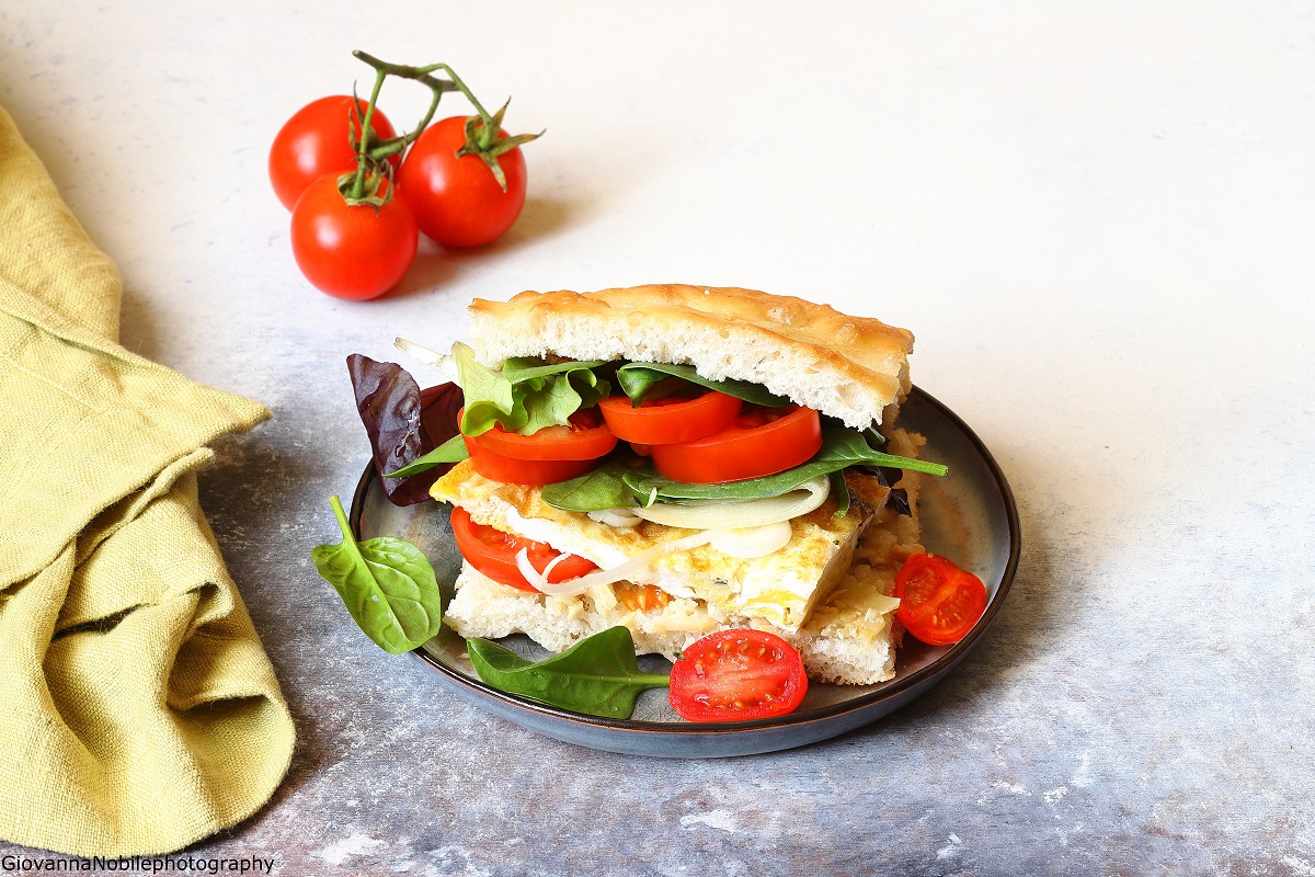 Focaccia farcita con paté di carciofini e frittata