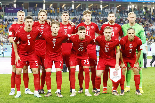 SELECCIÓN DE DINAMARCA. Temporada 2022-23. Rasmus Kristensen, Joachim Andersen, Andreas Christensen, Andreas Skov Olsen, Pierre-Emil Højbjerg, Kasper Schmeichel. Joakim Mæhle, Mathias Jensen, Jesper Lindstrøm, Christian Eriksen, Martin Braithwaite. SELECCIÓN DE AUSTRALIA 1 SELECCIÓN DE DINAMARCA 0 Miércoles 30/11/2022, 16:00 horas. XXII Copa Mundial de fútbol de la FIFA Catar 2022, fase de grupos, Grupo D, jornada 3. Al Wakrah, Catar, estadio Al Yanub: 41.232 espectadores. GOLES: ⚽1-0: 60’, Mathew Leckie.