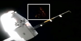 UFO triangolare chesfrecciava oltre il Dragone di SpaceX
