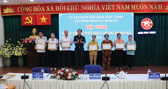 Trung tá Phạm Đình Cường trao giấy khen cho các gia đình tiêu biểu. (Ảnh: MD) Trung tá Phạm Đình Cường trao giấy khen cho các gia đình tiêu biểu. (Ảnh: MD)