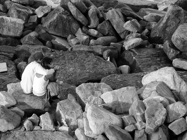 Pareja abrazada en las rocas