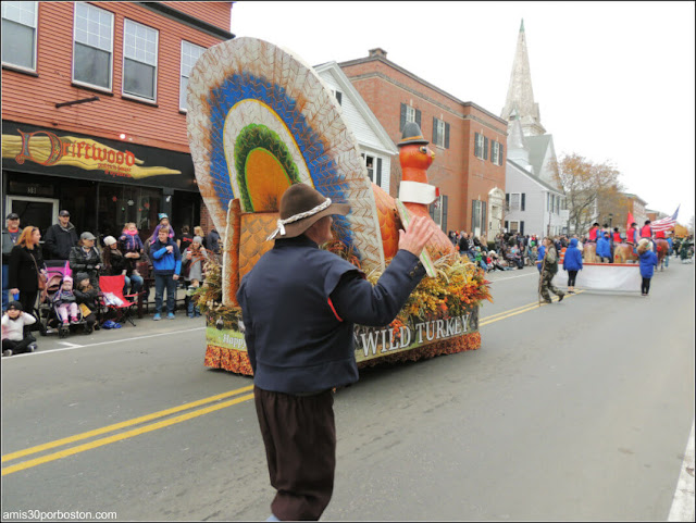 Carroza Pavo en el Desfile de Acción de Gracias en Plymouth