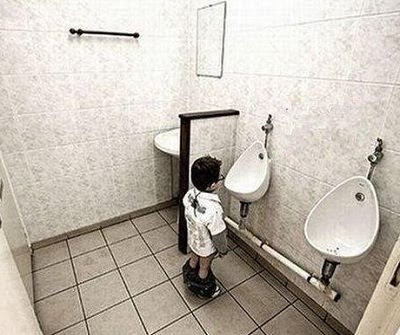 Niño en baño publico. HUMOR casi INTELIGENTE