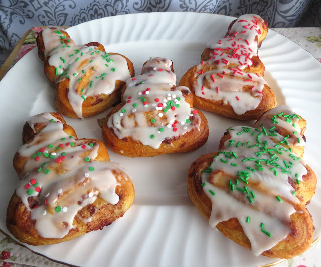 Easy Cinnamon Roll Christmas Trees