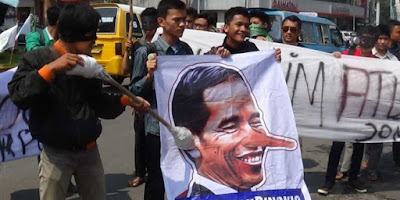 Mahasiswa Bakar Gambar Jokowi, Protes Harga BBM Naik