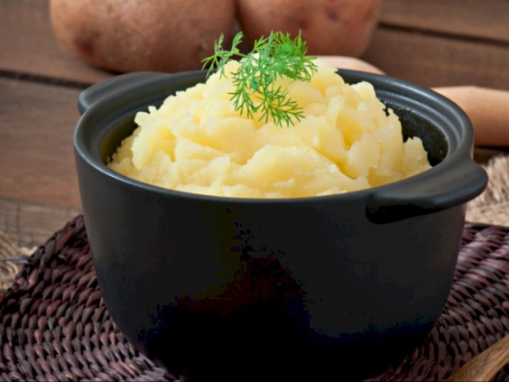 Recipes and how to make mashed potatoes as accompaniments to meals such as steak, grilled chicken or another dish