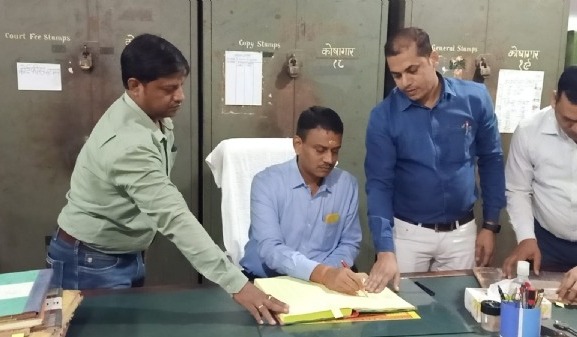 वाराणसी के नवागत डीएम एस राजलिंगम ने कार्यभार ग्रहण किया 