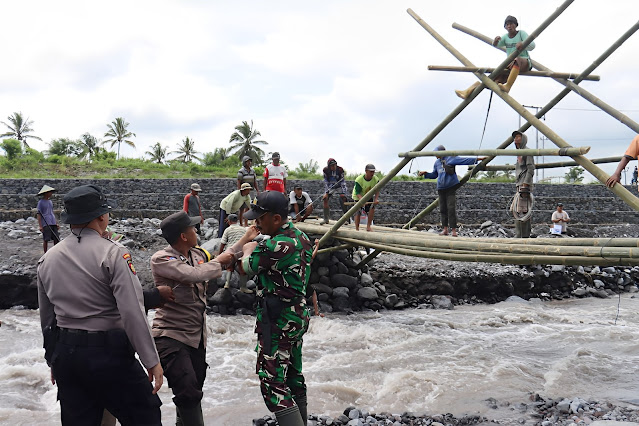  TNI-Polri dan Warga Lumajang Gotong Royong Bangun Jembatan Darurat Pasca Banjir Lahar Dingin Gunung Semeru