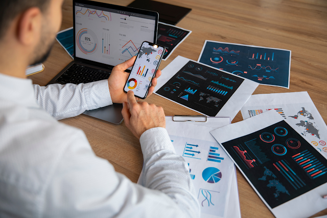 Infographic depicting the evolution of data analysts in 2030, featuring AI integration, career growth, and emerging trends in data analytics.