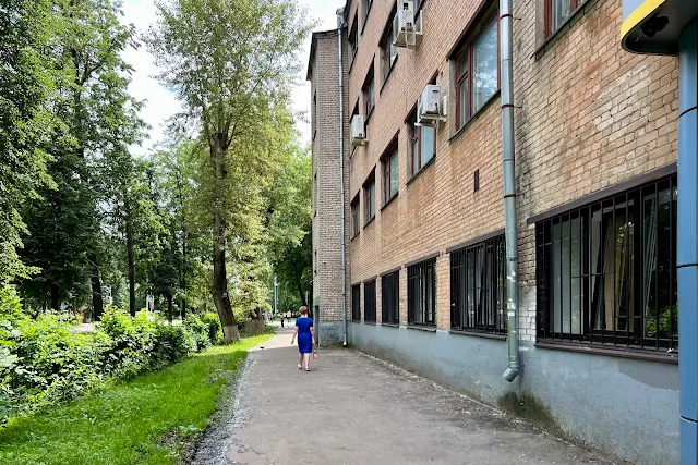 Королёв, улица Дзержинского, бывшее общежитие Болшевской трудовой коммуны ОГПУ – дом «Чикаго» (здание построено в 1933 году)