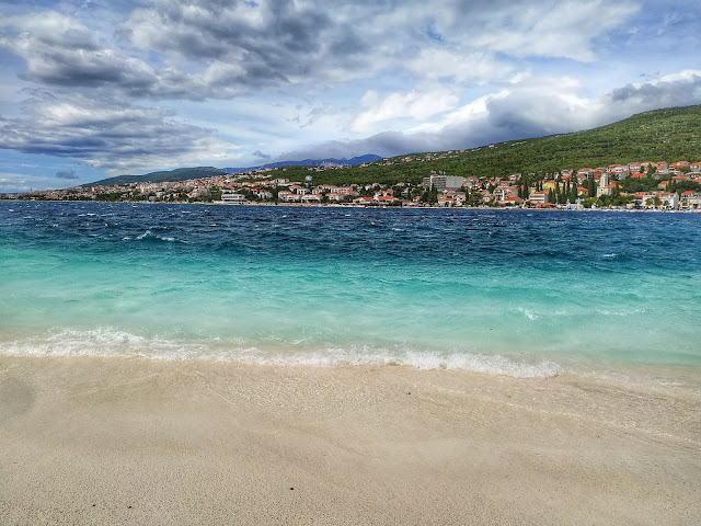 żwirowa plaża w Selcach, turkusowe morze, Adriatyk