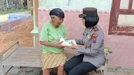 Peduli Sesama Polsek Karangrejo Membagikan Beras dan Uang Tunai Kepada Warga