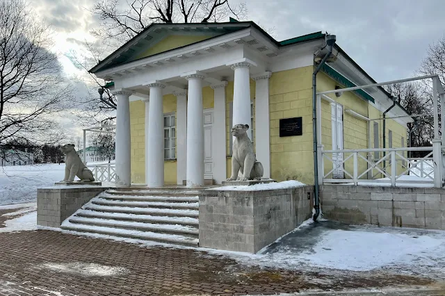 парк Коломенское, дворцовый павильон – бывшая постройка императорского Александровского дворца – чайный домик / домашний театр (здание построено в 1825 году), львицы