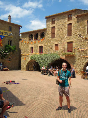 Plaza porticada de Monells