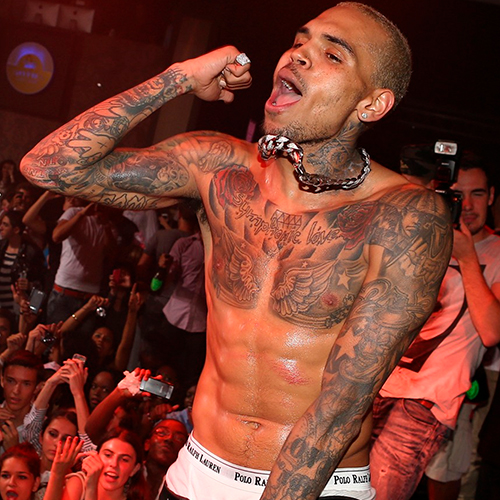 Chris Brown dançando sem camisa em show