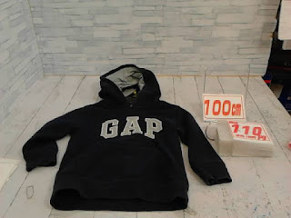 中古品　子供服　１００ｃｍ　GAP　ブラック　フード付きプルオーバー　１１０円