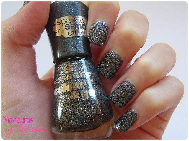 manicura nail art musical con efecto arena de Essence negro