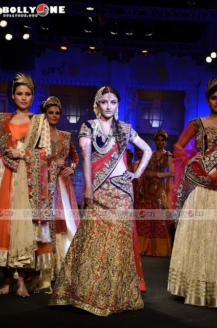 Soha Ali Khan rampwalk Vikram Phadnis Aamby Valley India Bridal Fashion week 2012