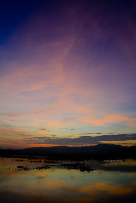 Cerita tentang perjalanan saat menikmati Matahari Terbit Di Rowo Jombor, Klaten. Memotret sunrise adalah hal menyenangkan!