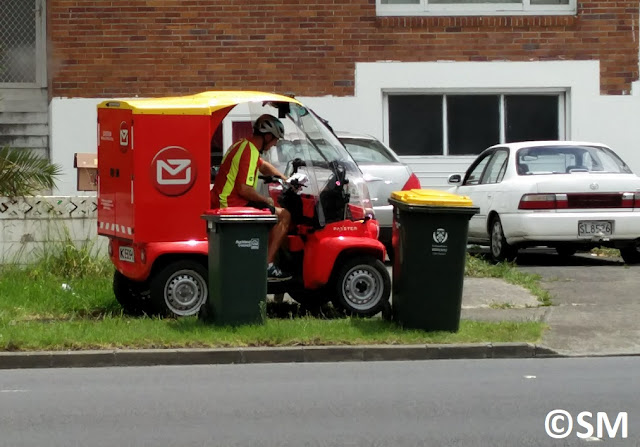 Photo de facteur et de voiturette NZ Post à Auckland Nouvelle-Zélande