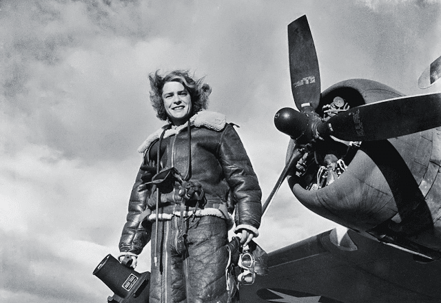 Margaret na frente de um avião militar em 1943