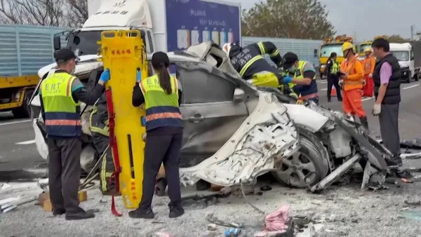 ▲國道1號南下彰化路段197公里，今天近中午發生6輛大小車追撞車禍，造成1死1傷，至於詳細的事故原因與肇事責任等細節，仍需尚待警方調查後釐清。（記者林明佑翻攝）