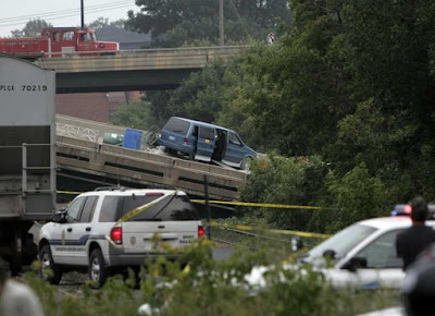 Foto Ambruknya Jembatan : http://scd-blogs.blogspot.com