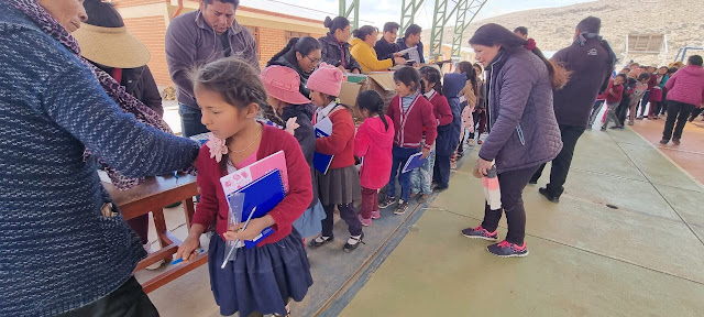 Wir haben der Chacarani Potosi – Bolivien Educational Unit gestern Morgen für 270 Kinder Schulmaterialien geliefert als Unterstützung für die Ausbildung. Ein herzliches Dankeschön an unsere Spender