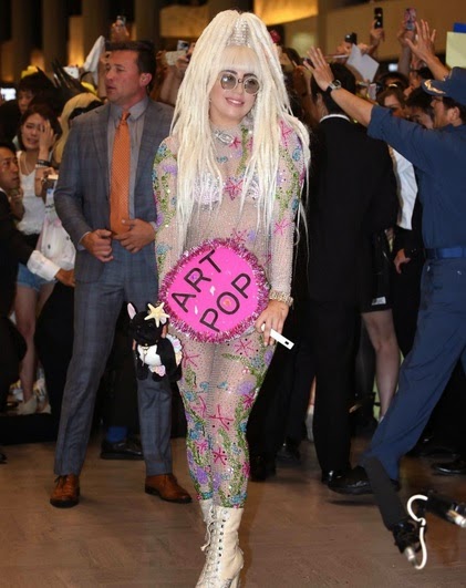 Lady Gaga Pakai Baju Transparan di Jepang
