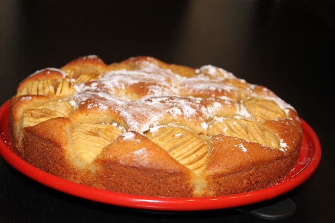 TARTA DE BIZCOCHO CON MANZANAS