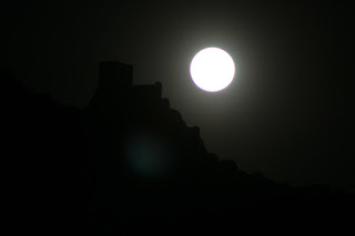 Pleine lune sur le château de Quéribus pour Pâques