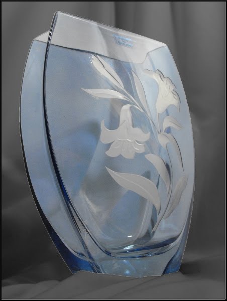 Decorative glass bowls which we shipped from Poland are available in a range