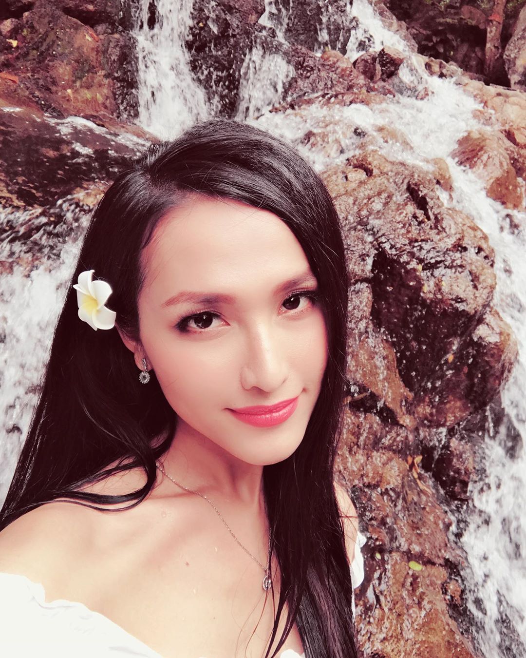 Bui Dinh Hoai Sa – Most Beautiful Transgender Vietnam Instagram