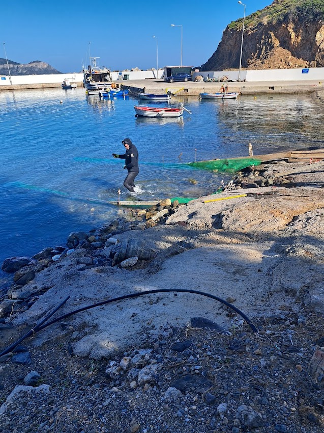 ΡΑΜΠΑ ΚΑΘΕΛΚΥΣΗΣ ΜΙΚΡΩΝ ΣΚΑΦΩΝ ΣΤΟ ΑΛΙΕΥΤΙΚΟ ΚΑΤΑΦΥΓΙΟ ΒΕΛΕΝΙΔΙΩΝ