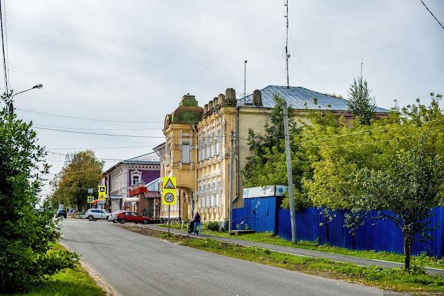 Особняк с башенкой у сельской улицы