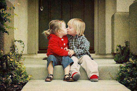 kissing-baby-couple-wallpaper