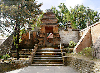 Salah satu pintu gerbang di kompleks makam raja-raja di Kotagede.