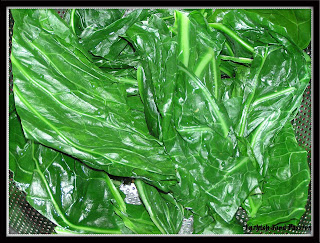 On a cutting board or a plate, place a leaf the smooth side down.