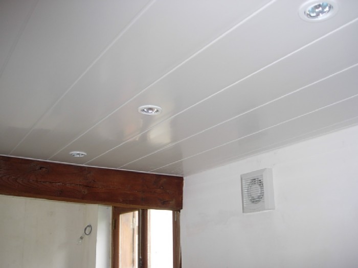 Poser du lambris PVC  au plafond 