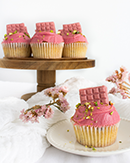 https://lachocolaterapia.blogspot.com/2022/10/cupcakes-de-chocolate-ruby-y-pistachos.html