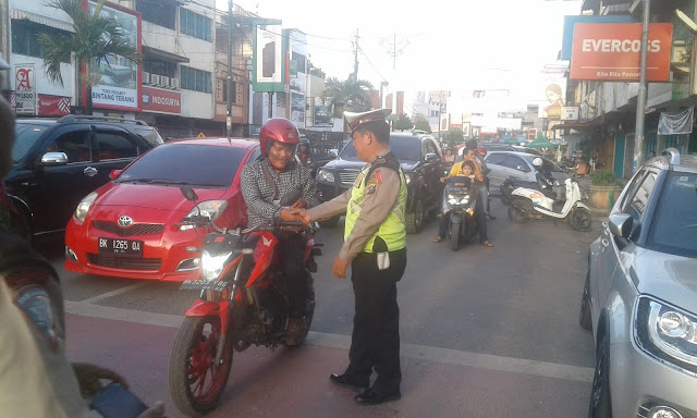 PT. Cakra Adi Dharma Berbagi Takjil Bersama Satlantas Polres Labuhan Batu